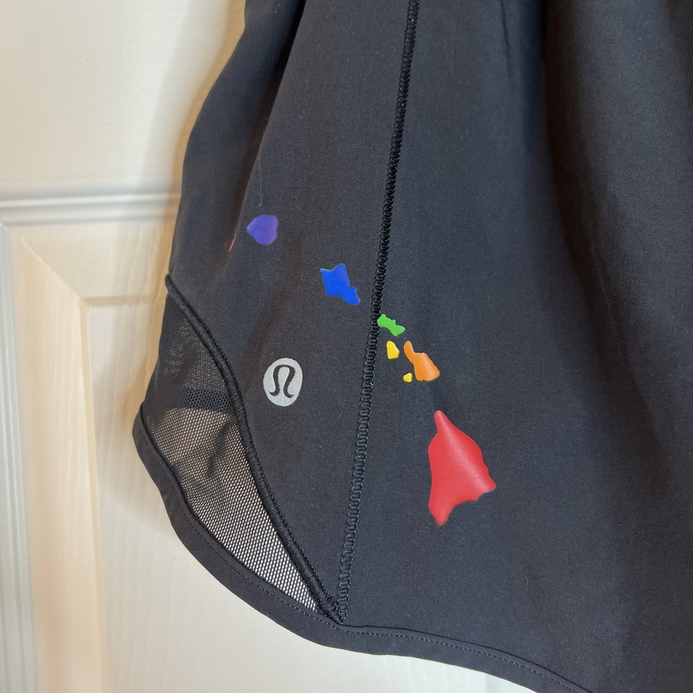 Lululemon Hotty Hot Shorts Hawaii Black 2" Inseam Liner Rainbow Islands Sz 8 - Picture 4 of 7